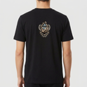 Camiseta com estampa frontal de letras estilizadas com coroa acima e estampa traseira de olho dentro de símbolo triangular com elementos florais ao redor.