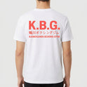 Camiseta com estampa frontal de "K.B.G." e texto em japonês seguido de "KAMOGAWA BOXING GYM" e estampa traseira com os mesmos elementos ampliados.