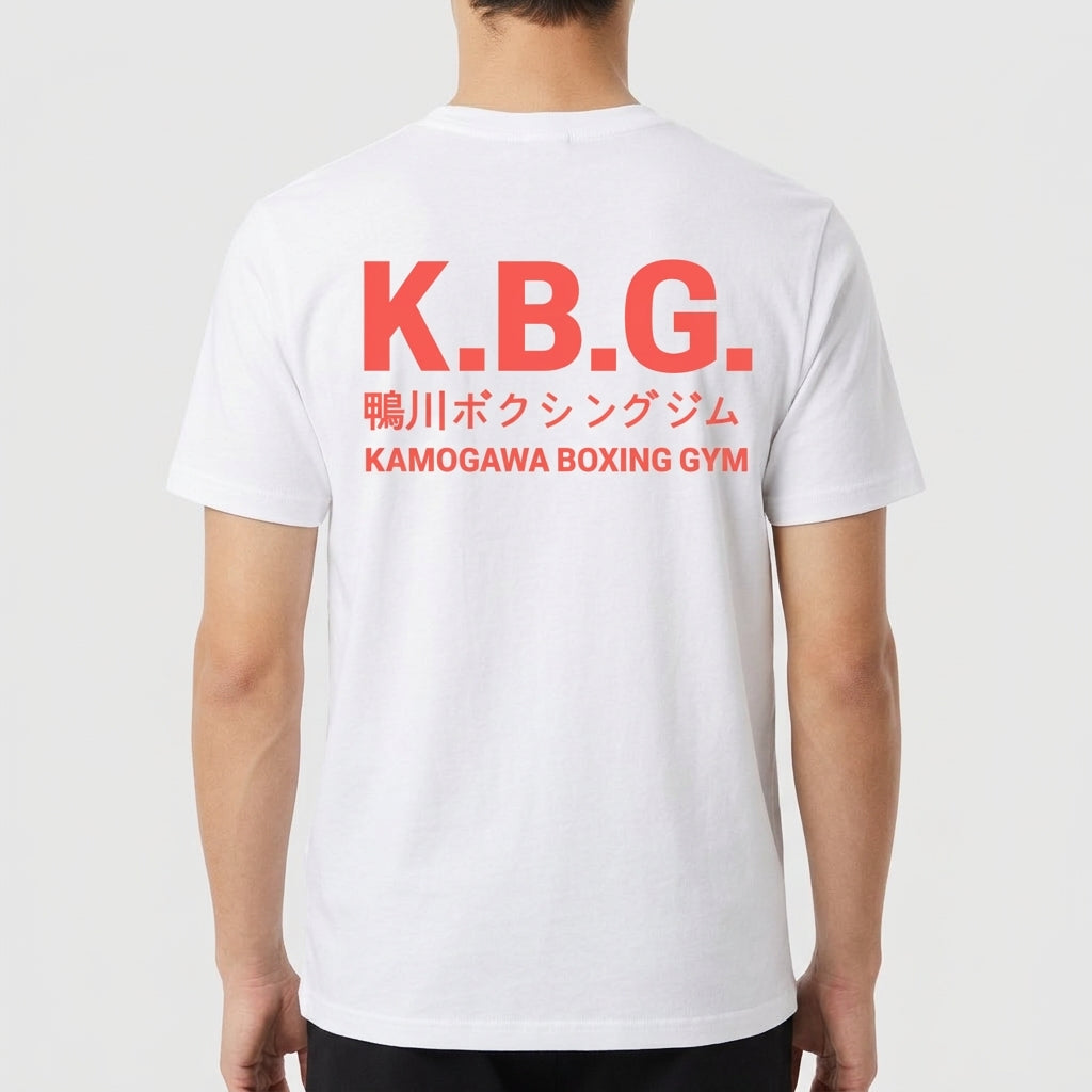 Camiseta com estampa frontal de "K.B.G." e texto em japonês seguido de "KAMOGAWA BOXING GYM" e estampa traseira com os mesmos elementos ampliados.