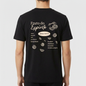 Camiseta com estampa frontal de limão desenhado em traços finos, e estampa traseira de citação "Fruto do Espírito" com limões e elementos escritos.