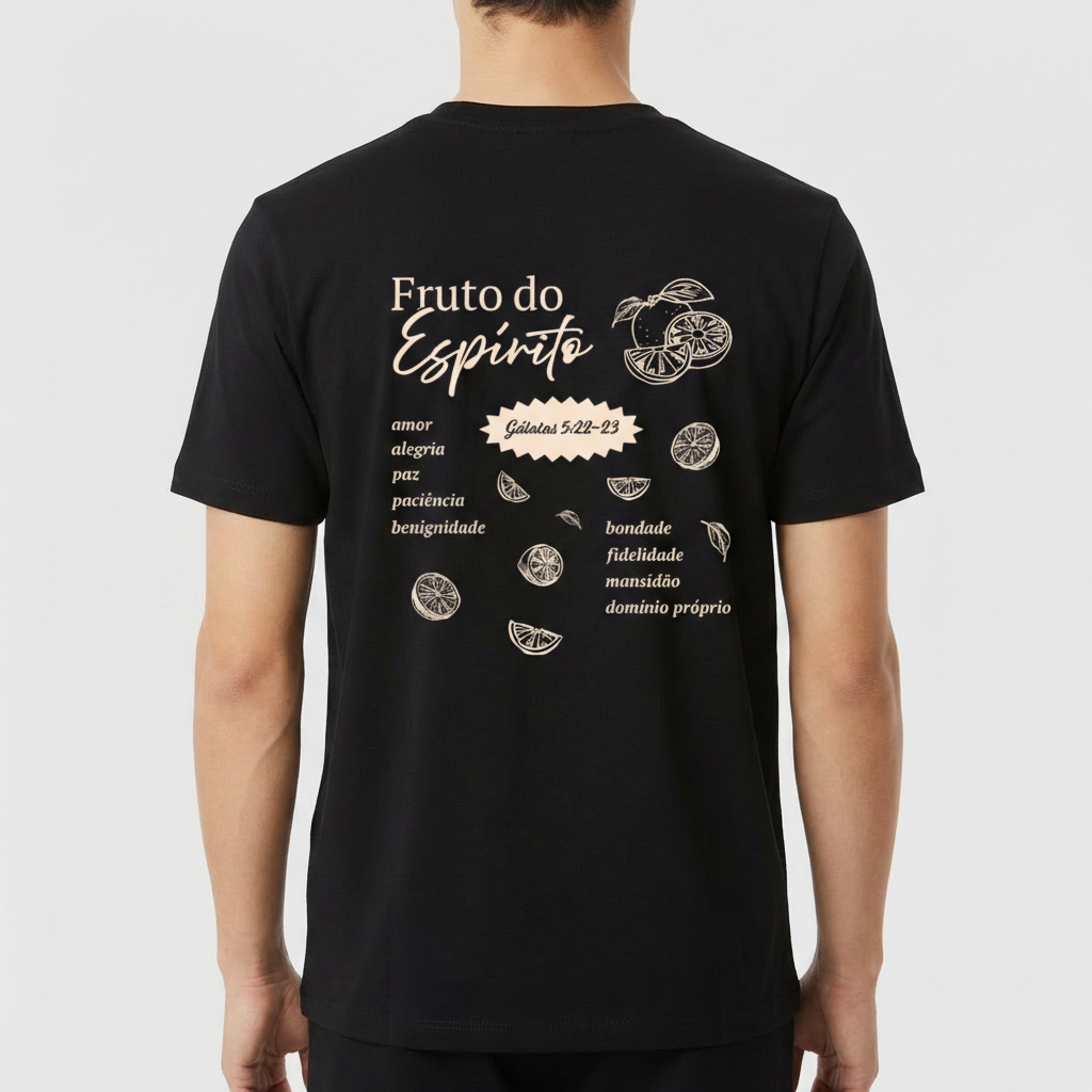 Camiseta com estampa frontal de limão desenhado em traços finos, e estampa traseira de citação "Fruto do Espírito" com limões e elementos escritos.