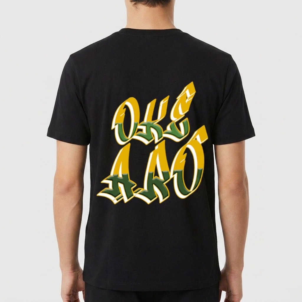 Camiseta com estampa traseira de texto em grafite estilizado, letras em negrito com contorno dinâmico, criando um efeito tridimensional e impactante.