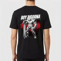 Camiseta com estampa frontal de personagem musculoso com espada em círculo e texto "Boy Bigorna" e estampa traseira de guerreiro robusto em frente a fundo vermelho.