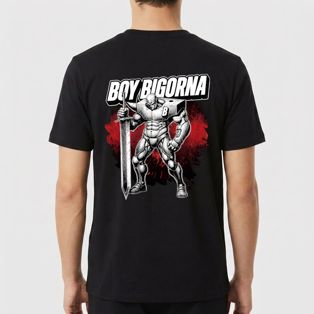 Camiseta com estampa frontal de personagem musculoso com espada em círculo e texto "Boy Bigorna" e estampa traseira de guerreiro robusto em frente a fundo vermelho.