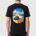Camiseta com estampa frontal de texto "Pitangui Beach" e estampa traseira de paisagem litorânea com buggy azul, casal dentro, palmeira e céu claro.