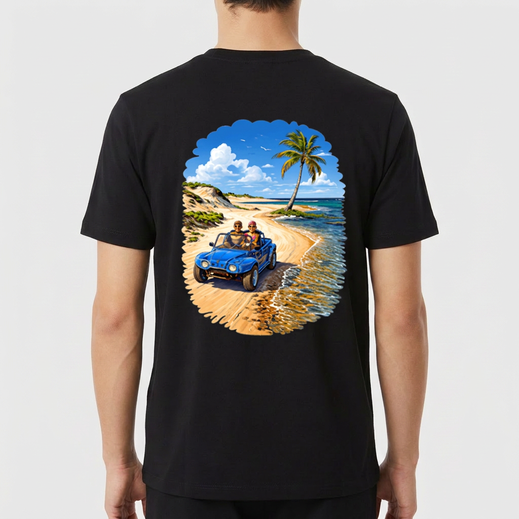 Camiseta com estampa frontal de texto "Pitangui Beach" e estampa traseira de paisagem litorânea com buggy azul, casal dentro, palmeira e céu claro.