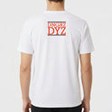 Camiseta com estampa frontal de "KIDS OF THE BLACK HOLE" em tipografia estilizada e estampa traseira de "DNGRZ DYZ" centralizada abaixo de uma linha.