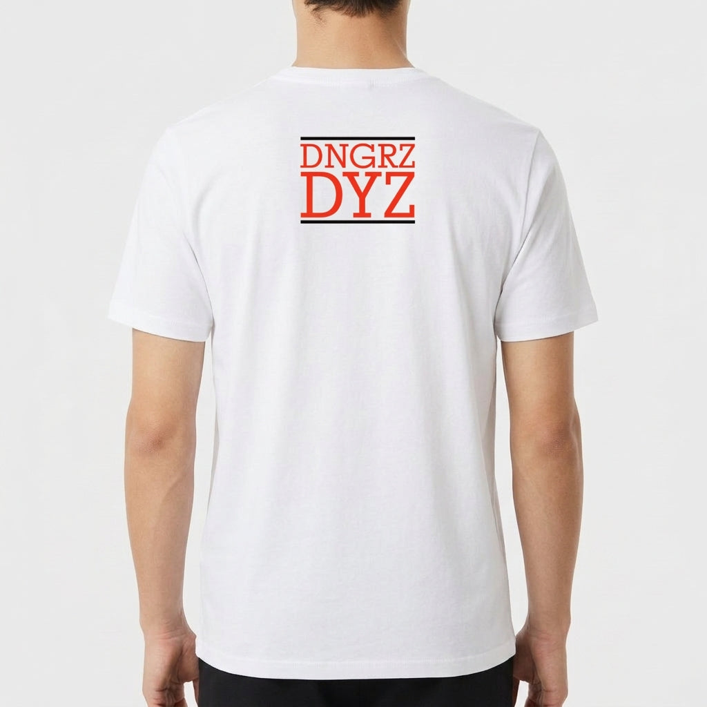 Camiseta com estampa frontal de "KIDS OF THE BLACK HOLE" em tipografia estilizada e estampa traseira de "DNGRZ DYZ" centralizada abaixo de uma linha.