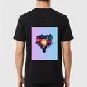 Camiseta com estampa frontal de retângulo gradiente e estampa traseira de lâmpada rodeada por explosão de cores vibrantes em fundo gradiente.