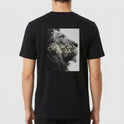 Camiseta com estampa frontal de um coliseu estilizado e estampa traseira de leão em perfil com a frase “Geração de Lêlem" sobre a imagem.