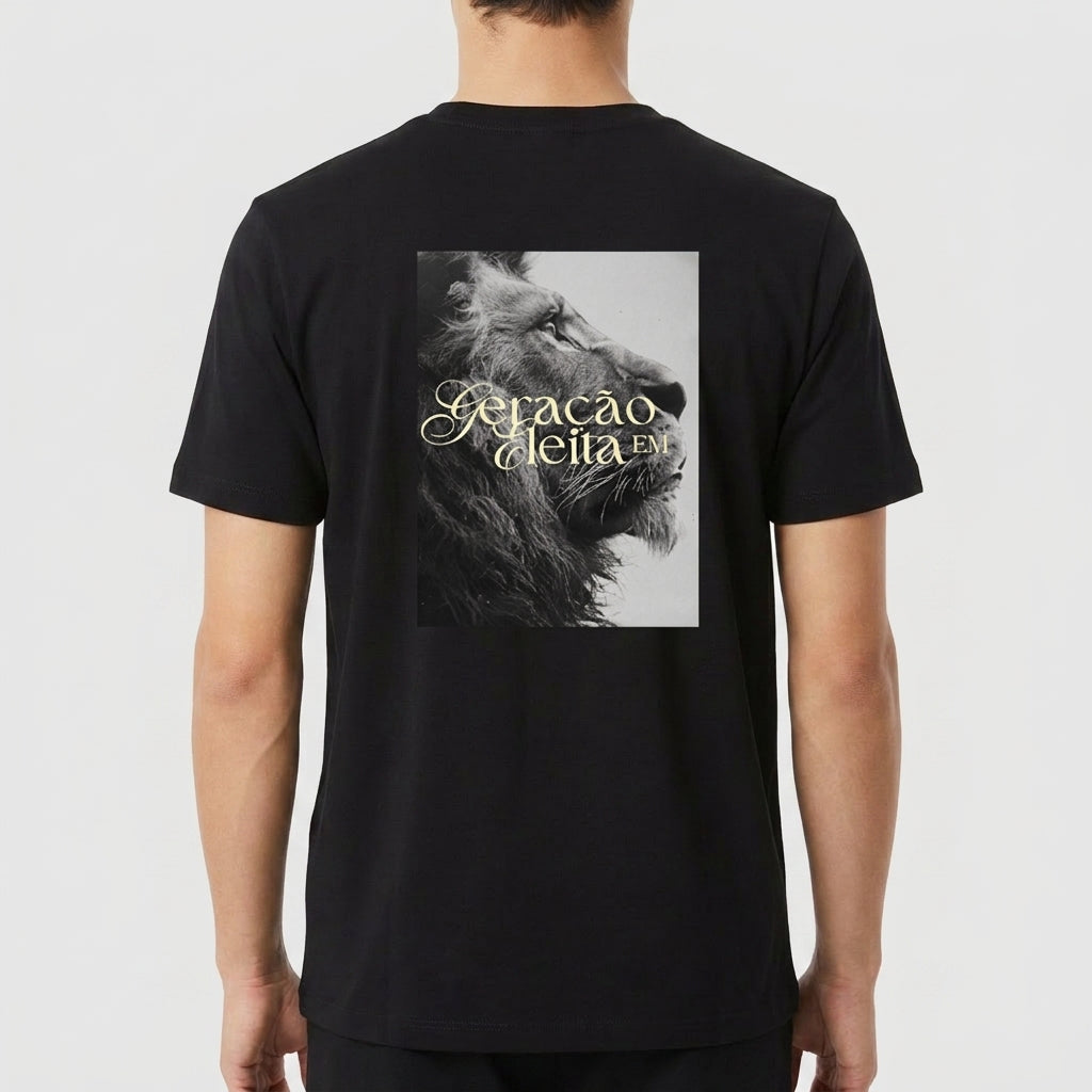 Camiseta com estampa frontal de um coliseu estilizado e estampa traseira de leão em perfil com a frase “Geração de Lêlem" sobre a imagem.