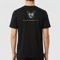 Camiseta com estampa traseira de dois cabos desconectados e uma engrenagem, acompanhados da inscrição "Erro de rede. Reconectando... [3/4]".