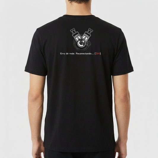 Camiseta com estampa traseira de dois cabos desconectados e uma engrenagem, acompanhados da inscrição "Erro de rede. Reconectando... [3/4]".