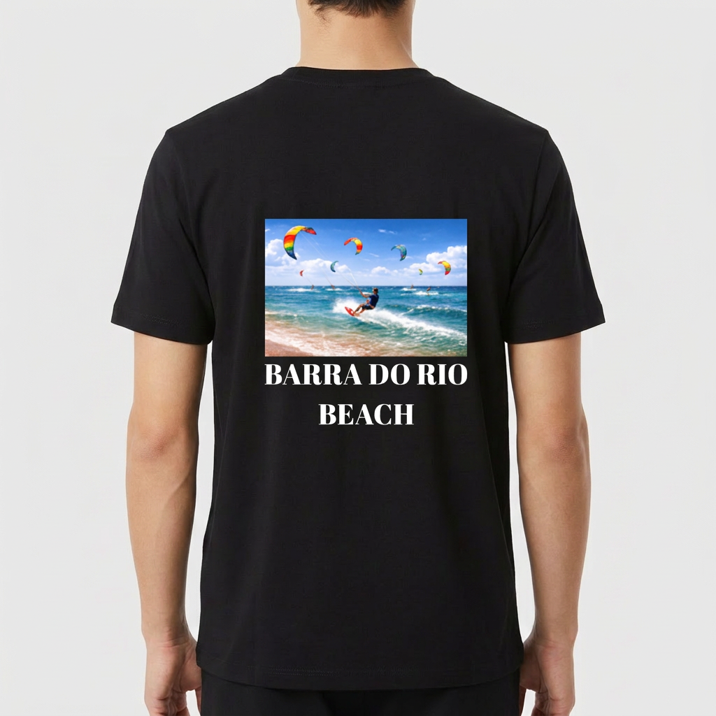 Camiseta com estampa frontal de ícone minimalista e estampa traseira de praia com praticantes de kitesurf em cena ao mar, acompanhada da frase "Barra do Rio Beach".