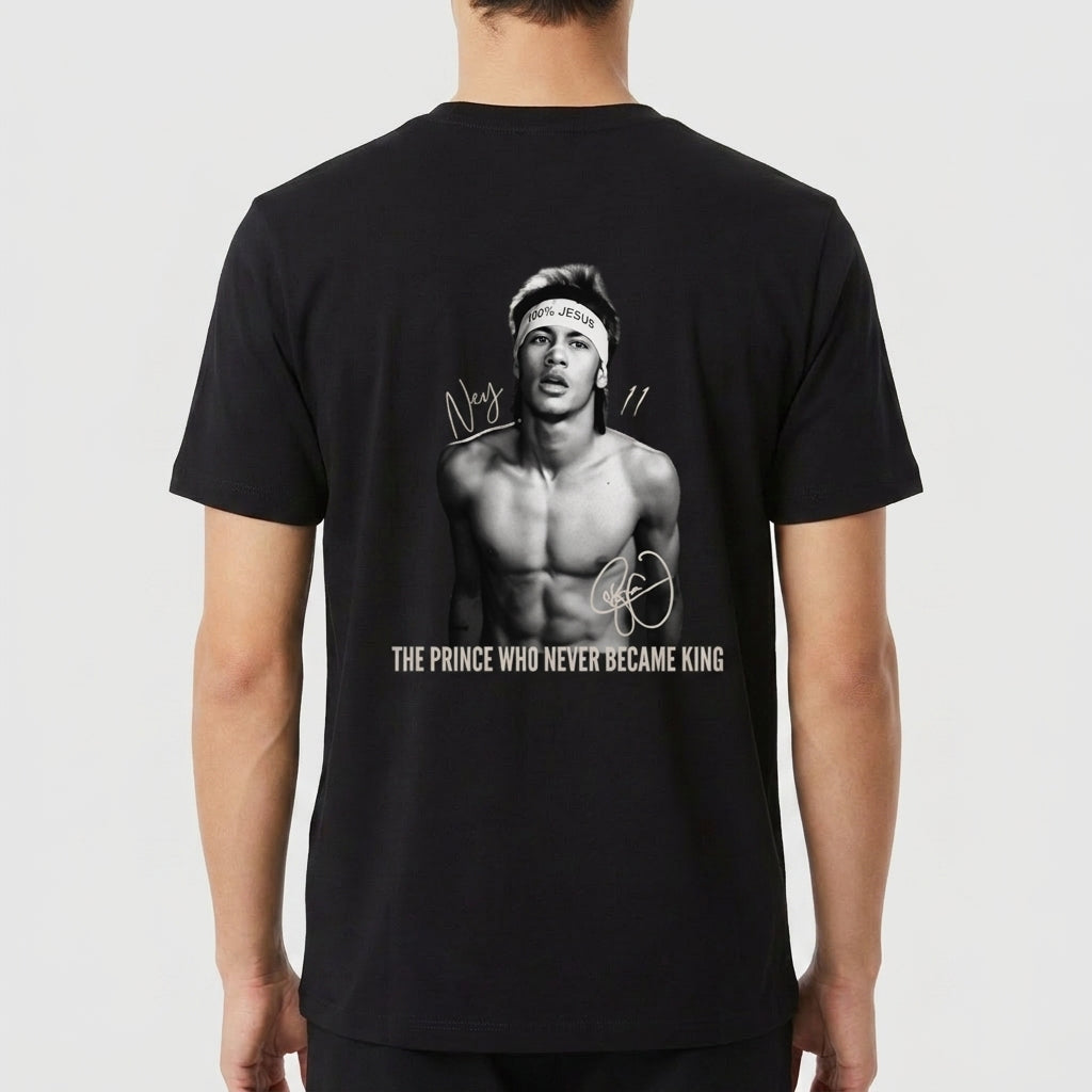 Camiseta com estampa frontal de uma pequena assinatura estilizada no peito e estampa traseira de uma foto em preto e branco de um jovem com faixa na cabeça e assinaturas.