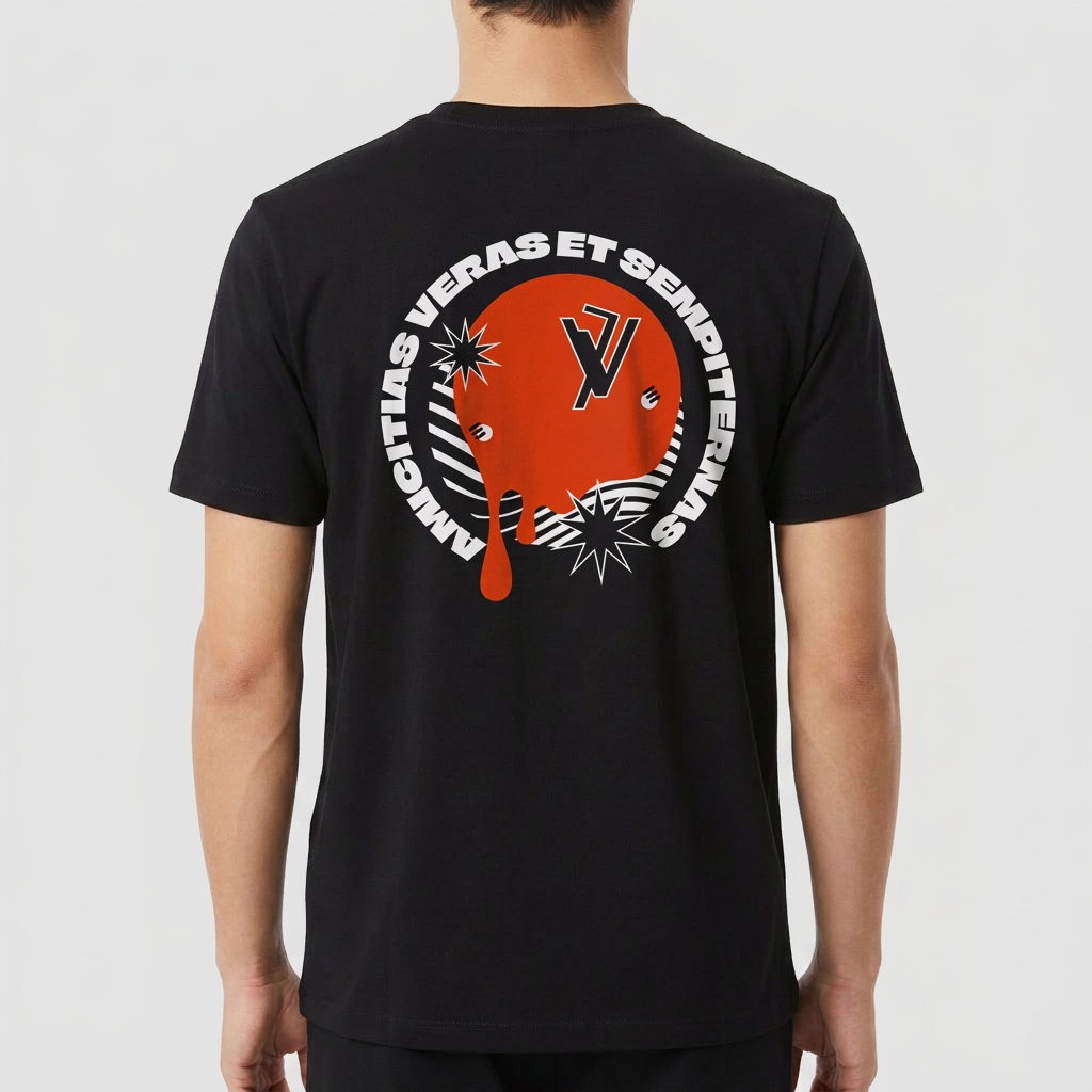 Camiseta com estampa frontal de logotipo estilizado em linhas e estampa traseira com esfera derretida, logotipo, estrelas e frase curva ao redor.