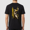 Camiseta com estampa frontal de texto "QUEM DECIDIU ISSO?" em formato de bigode e cabelos estilizados, e estampa traseira de personagem imponente nomeado "Escanor" em pose confiante, acompanhado de textos estilizados e elementos gráficos.
