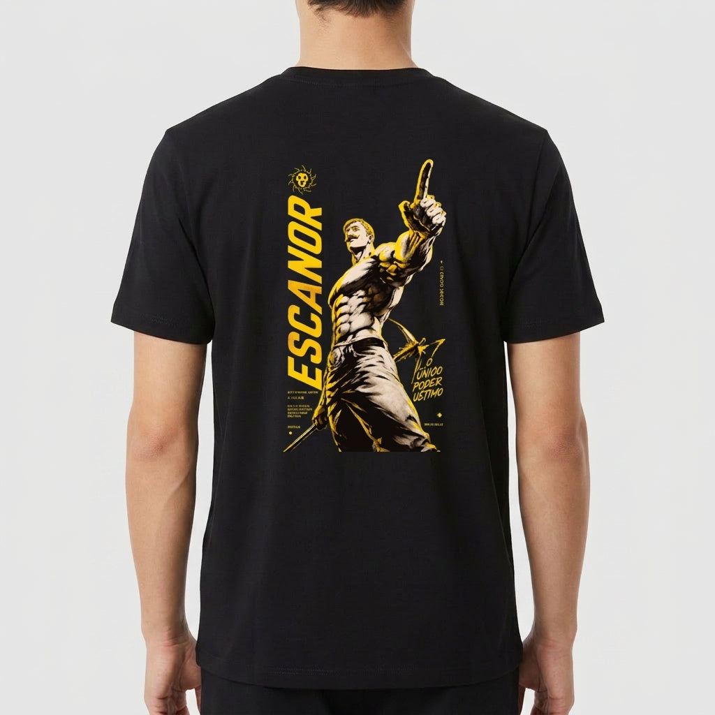 Camiseta com estampa frontal de texto "QUEM DECIDIU ISSO?" em formato de bigode e cabelos estilizados, e estampa traseira de personagem imponente nomeado "Escanor" em pose confiante, acompanhado de textos estilizados e elementos gráficos.