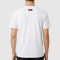 Camiseta com estampa frontal de desenho geométrico central com texto estilizado acima e abaixo, e estampa traseira de pequeno desenho geométrico semelhante.
