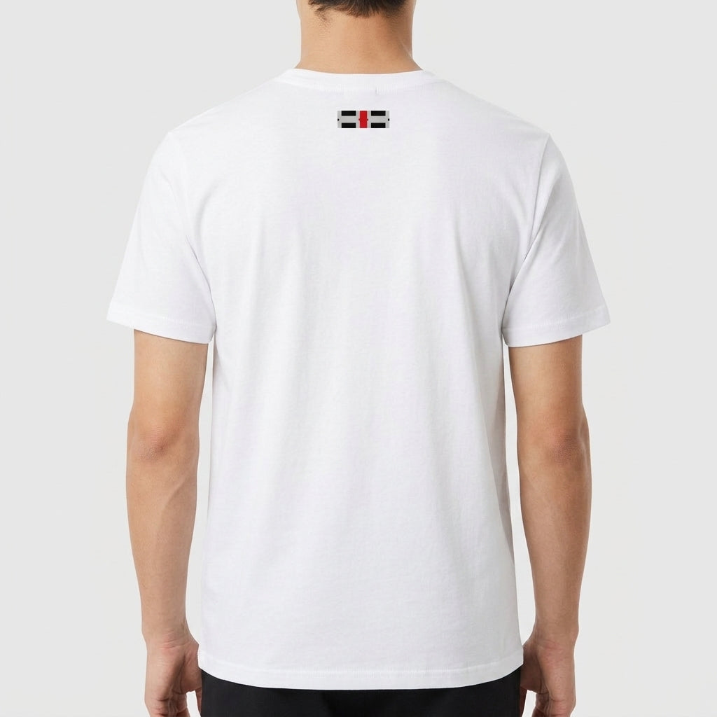 Camiseta com estampa frontal de desenho geométrico central com texto estilizado acima e abaixo, e estampa traseira de pequeno desenho geométrico semelhante.