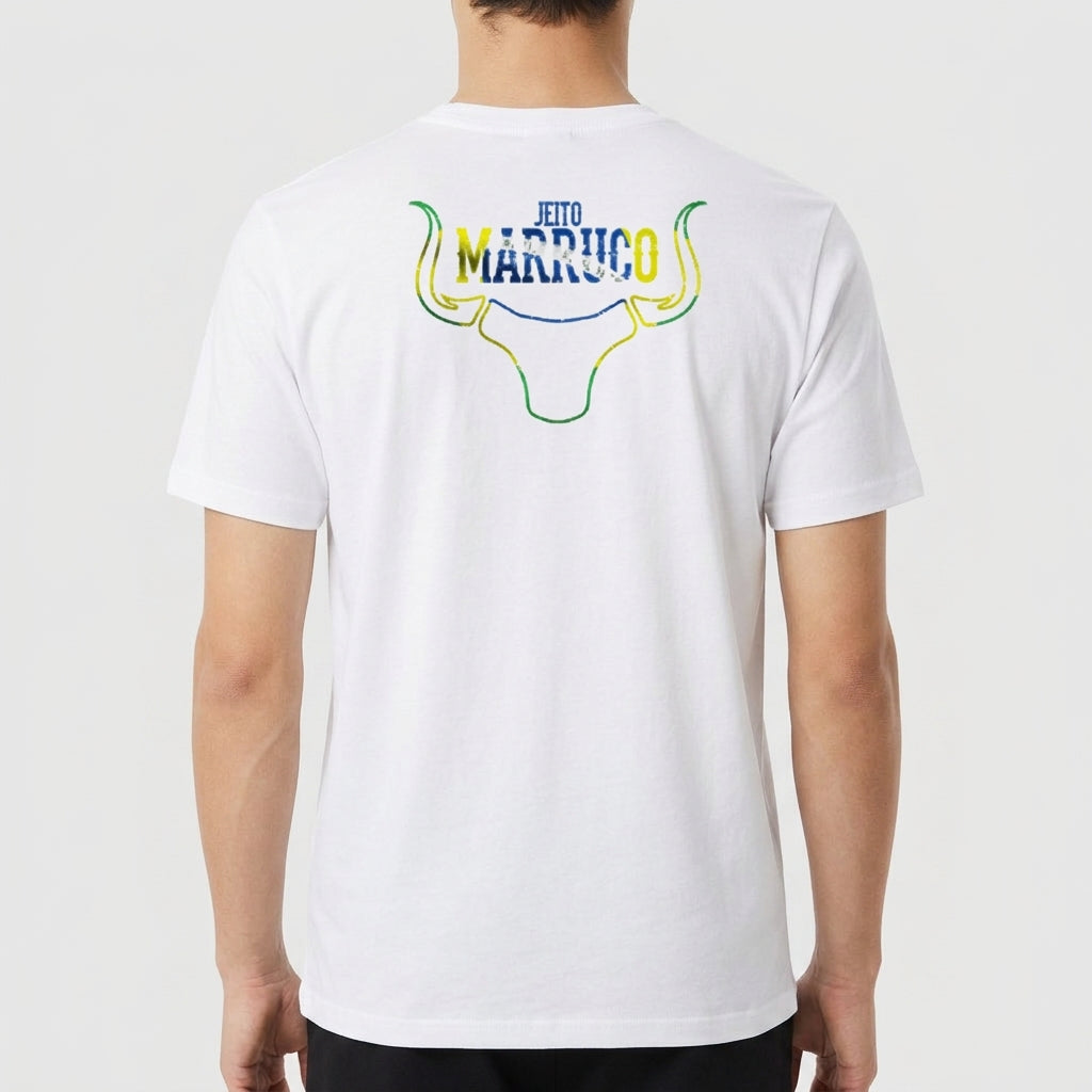 Camiseta com estampa frontal de cabeça de touro estilizada no canto superior e estampa traseira de touro com texto "Jeito Marujo" sobreposto.