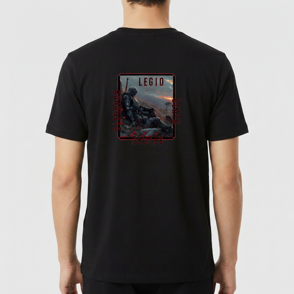 Camiseta com estampa frontal de mão metálica segurando uma rosa e texto vertical. Estampa traseira de guerreiro medieval em paisagem épica com textos adjacentes.