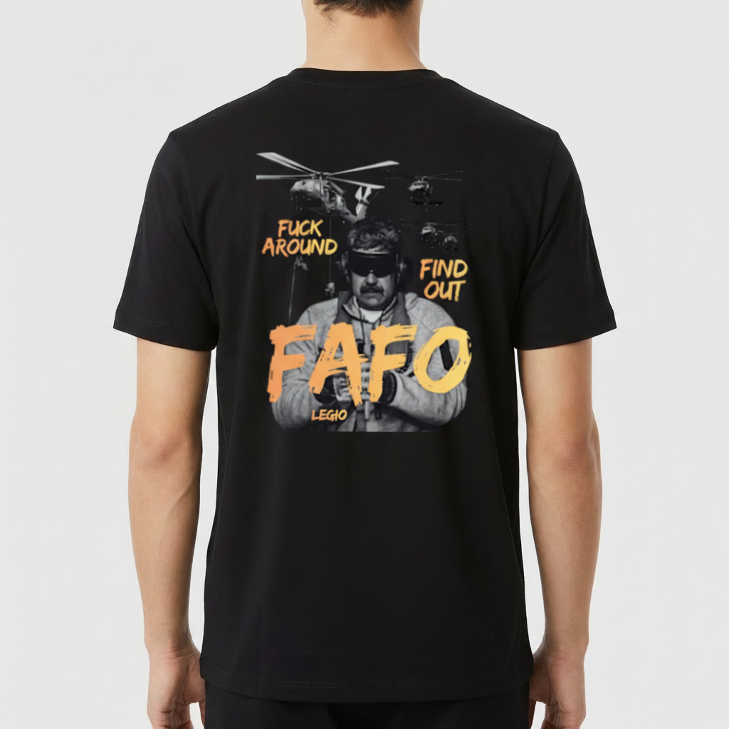 Camiseta com estampa frontal de "FAFO" estilizado e estampa traseira de ilustração com helicópteros, figura com venda e frases "Fuck Around" e "Find Out".