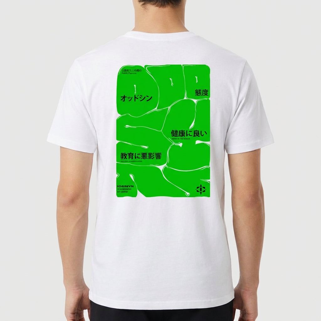 Camiseta com estampa frontal de texto estilizado e estampa traseira de padrão geométrico verde com caracteres japoneses distribuídos aleatoriamente.