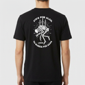 Camiseta com estampa frontal de esqueleto com espadas e texto "LEGIO", e estampa traseira de esqueleto sob espadas com texto curvo "VIVA POR ALGO OU MORRA POR NADA".
