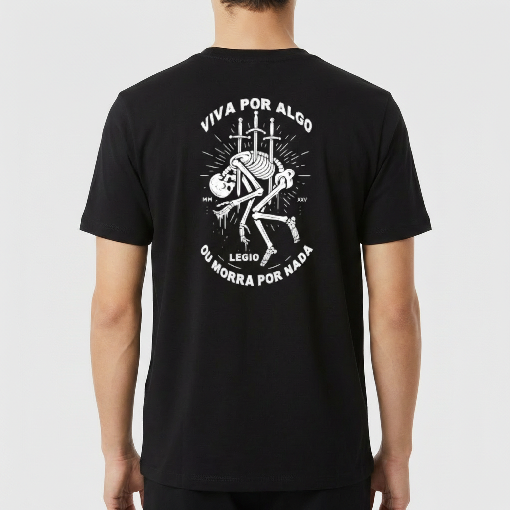 Camiseta com estampa frontal de esqueleto com espadas e texto "LEGIO", e estampa traseira de esqueleto sob espadas com texto curvo "VIVA POR ALGO OU MORRA POR NADA".