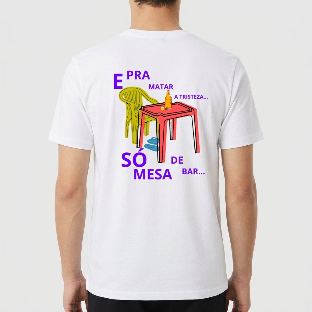 Camiseta com estampa frontal de um pequeno logotipo e texto "JOSÉ VIRA'ES LIFESTYLE" e estampa traseira de mesa, cadeira, garrafa e frase de bar.
