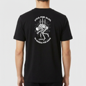 Camiseta com estampa frontal de esqueleto com espadas e a palavra "LEGIO", e estampa traseira com esqueleto similar e frase "VIVA POR ALGO OU MORRA POR NADA".