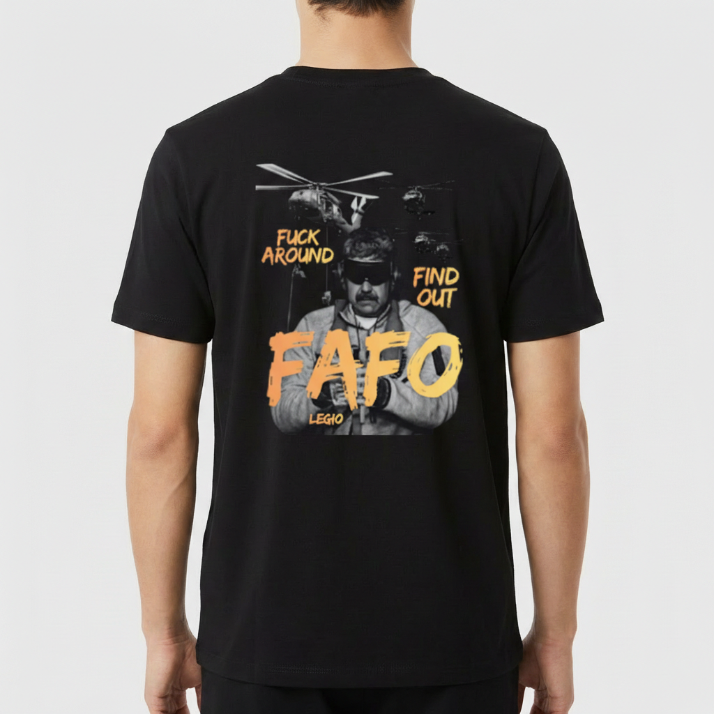 Camiseta com estampa frontal de letras desgastadas "FAFO" pequenas e estampa traseira de imagem com helicópteros, homem vendado e texto "FU*K AROUND FIND OUT FAFO LEGIO".