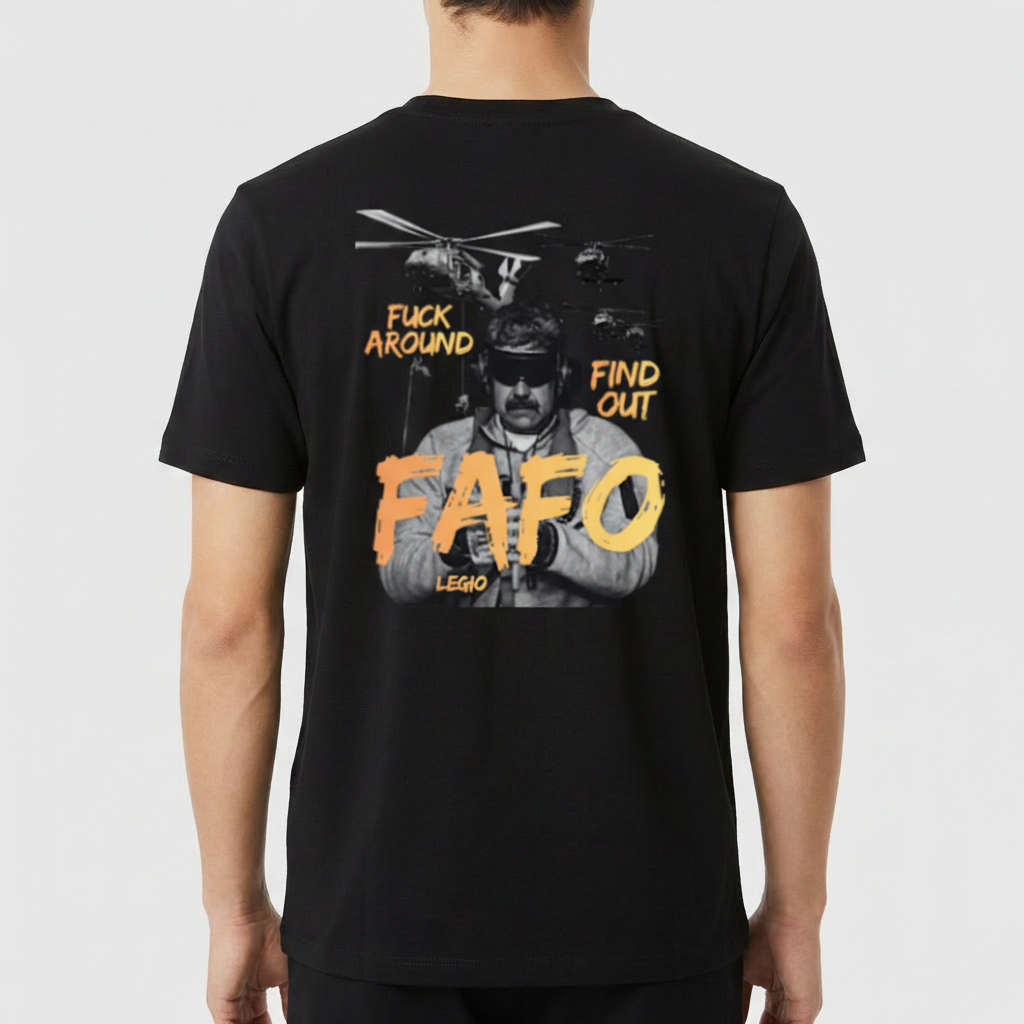 Camiseta com estampa frontal de "FAFO" em estilo desgastado e estampa traseira com imagem de homem vendado, helicópteros e texto "Fuck Around Find Out FAFO".