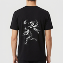 Camiseta com estampa frontal de texto "PARANOID" em letras maiúsculas e estampa traseira de figura ilustrativa de pessoa sentada com figura alada acima.