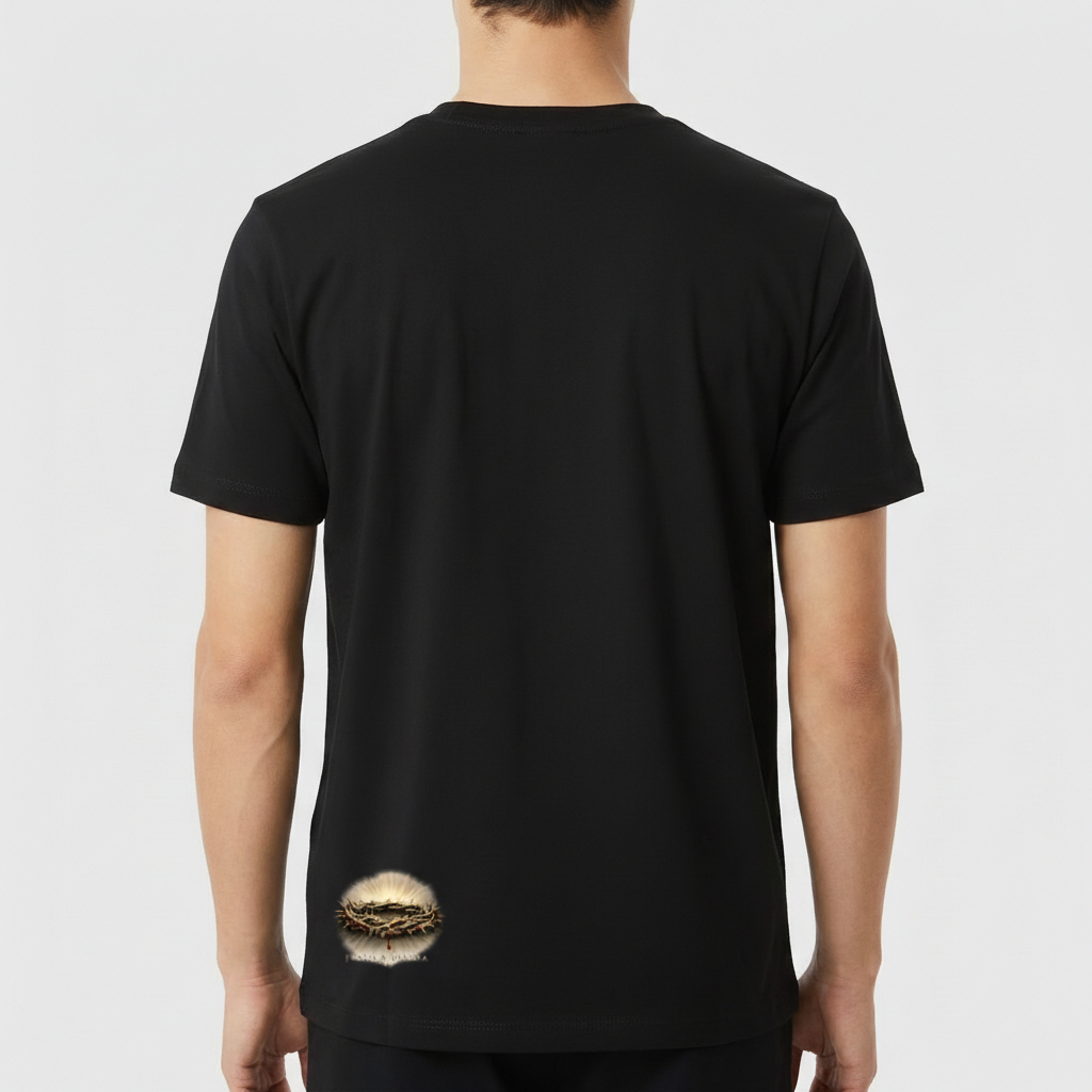Camiseta com estampa frontal de coroa de espinhos acima da frase "Meu Pai Minha É a Vingança" e estampa traseira menor com coroa de espinhos.