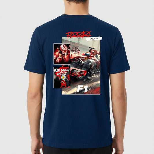 Camiseta com estampa traseira de cena de corrida F1, incluindo piloto, carro em ação, escrita "Ferrari", "Speed Master" e "Race Addict".