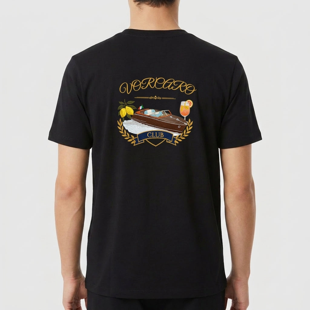 Camiseta com estampa frontal de "D' Lorenzi" em tipografia elegante e estampa traseira de barco cercado por limão, coquetel, coroa de louros e "VORCARO CLUB".