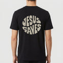 Camiseta com estampa frontal de um círculo contendo as palavras "Jesus Saves" e estampa traseira maior do mesmo círculo com a mesma mensagem.