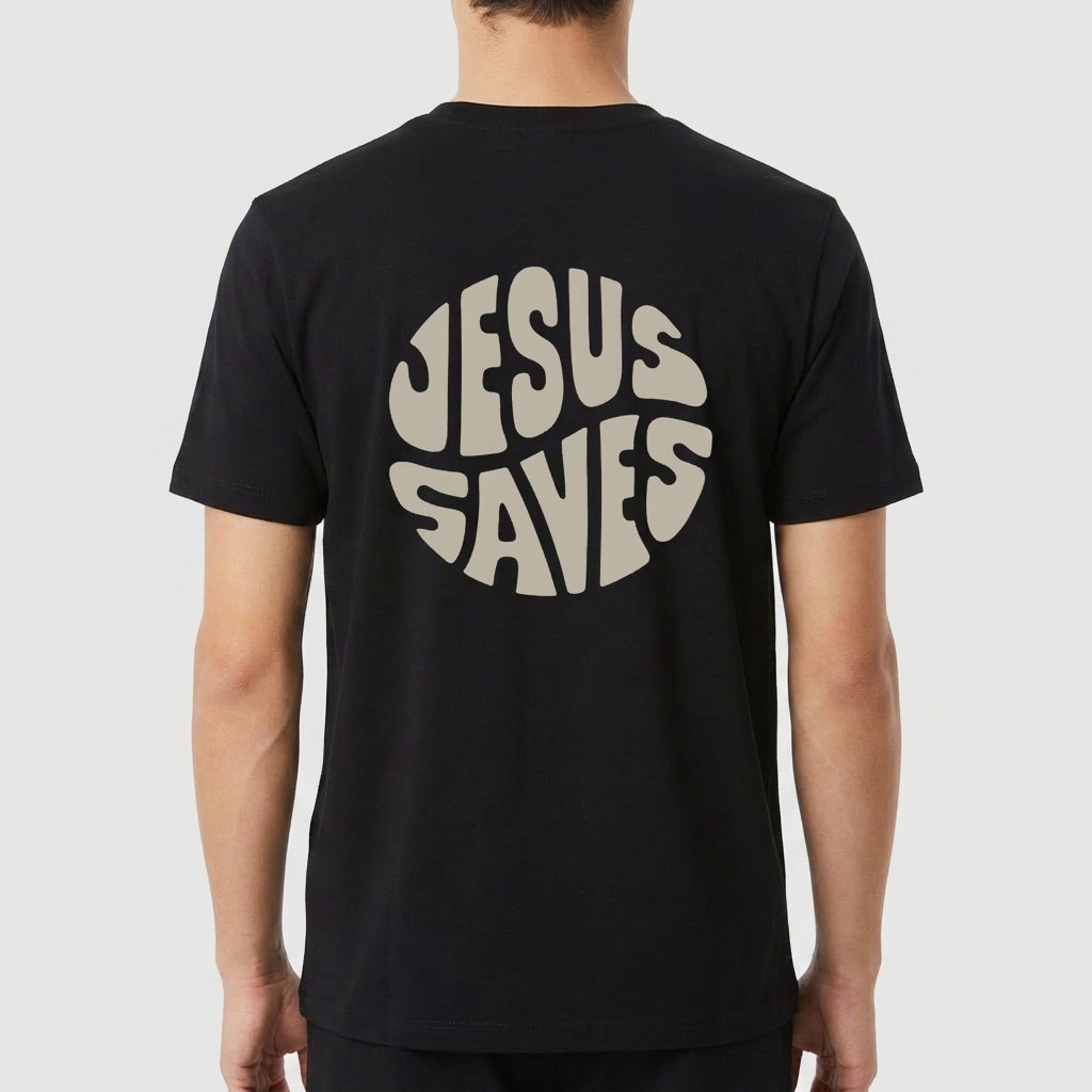 Camiseta com estampa frontal de um círculo contendo as palavras "Jesus Saves" e estampa traseira maior do mesmo círculo com a mesma mensagem.
