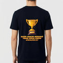 Camiseta com estampa frontal de troféu dourado pequeno e estampa traseira de troféu maior com texto "QUEM VENCER HERDARÁ TODAS ESSAS COISAS APOCALIPSE 21:7".