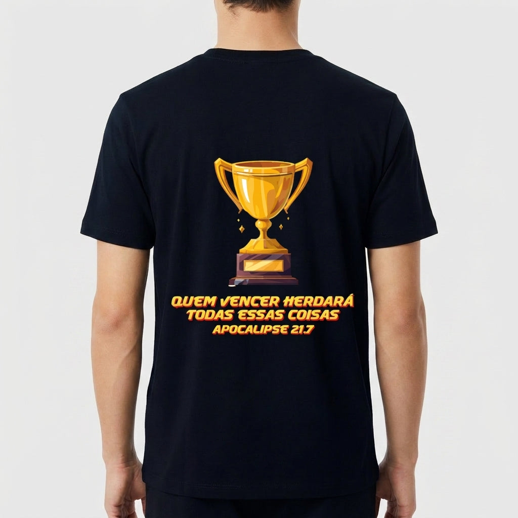 Camiseta com estampa frontal de troféu dourado pequeno e estampa traseira de troféu maior com texto "QUEM VENCER HERDARÁ TODAS ESSAS COISAS APOCALIPSE 21:7".