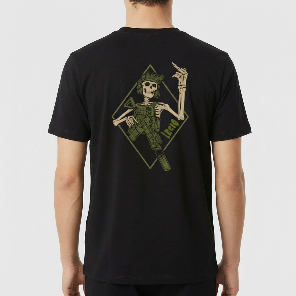 Camiseta com estampa frontal de mão levantada com dedo médio erguido e texto "Lego", e estampa traseira de esqueleto segurando rifle em losango com "Lego".