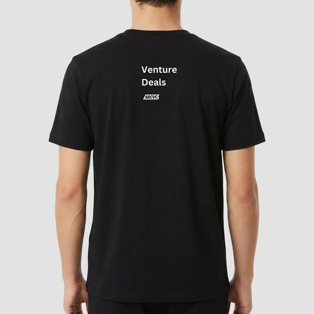 Camiseta com estampa traseira de texto "Venture Deals" em letras claras acima de um pequeno logotipo quadrado contendo "ABCVC" invertido.