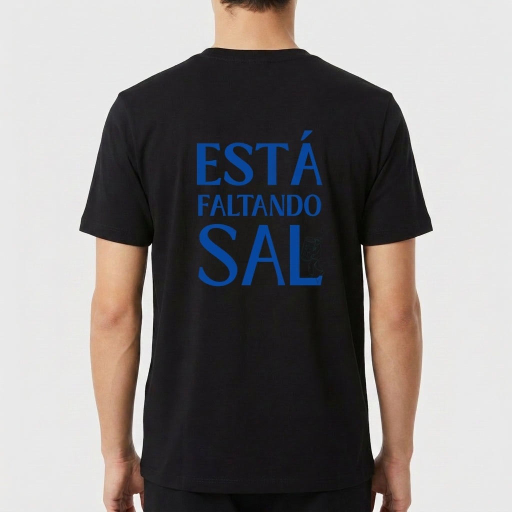 Camiseta com estampa frontal de texto discreto "JOSE", "VERAS", "DESIGN" acompanhando por um símbolo estilizado e estampa traseira grande com "ESTÁ FALTANDO SAL".