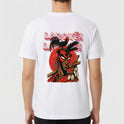 Camiseta com estampa frontal de símbolo circular minimalista com tridente e estampa traseira de guerreiro estilizado com cocar e galo sobre fundo circular.