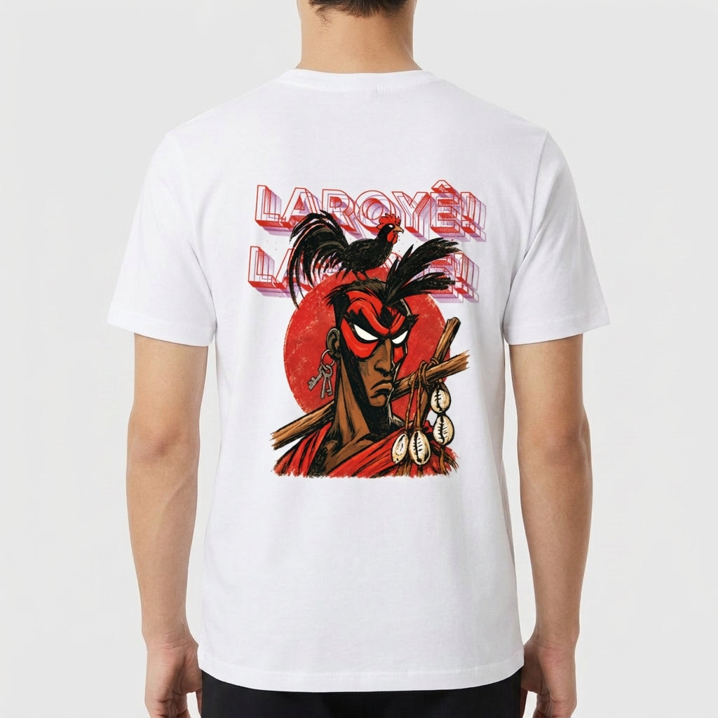 Camiseta com estampa frontal de símbolo circular minimalista com tridente e estampa traseira de guerreiro estilizado com cocar e galo sobre fundo circular.