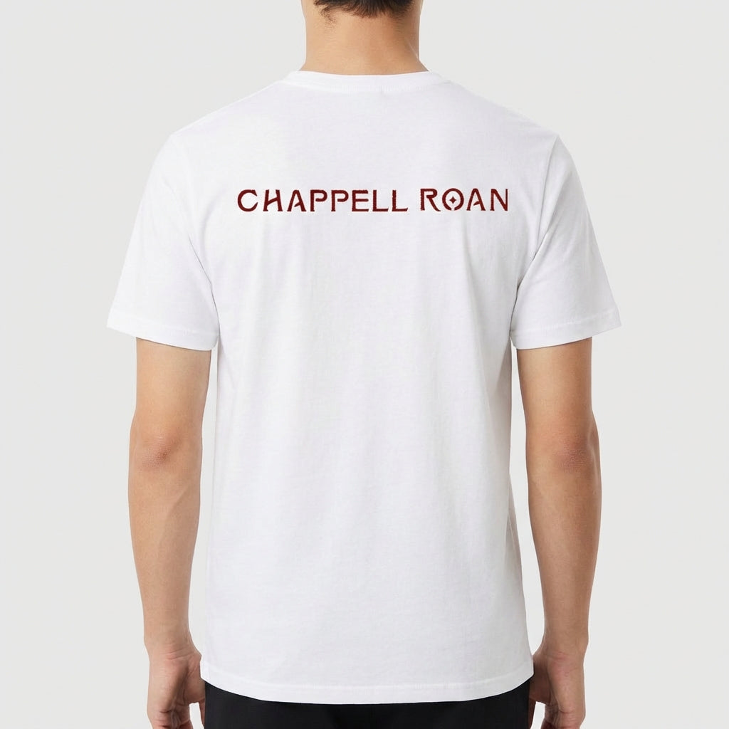 Camiseta com estampa frontal de olhos expressivos detalhados com cílios marcantes e estampa traseira de texto estilizado "CHAPPELL ROAN".