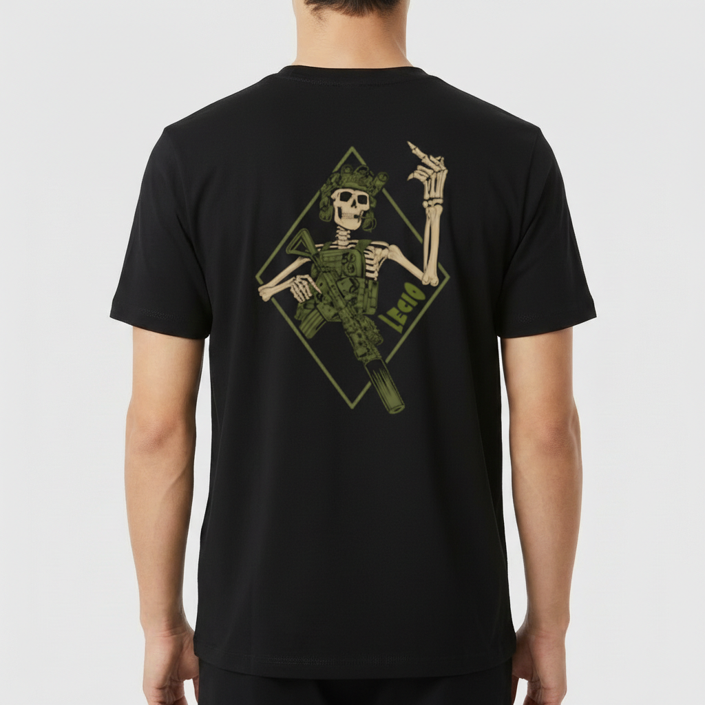 Camiseta com estampa frontal de mão esquelética com sinais e estampa traseira de esqueleto segurando arma dentro de losango estilizado.