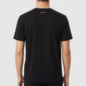 Camiseta com estampa frontal de texto pequeno "M.G." no canto inferior e estampa traseira de texto "MAIN M" próximo à gola.